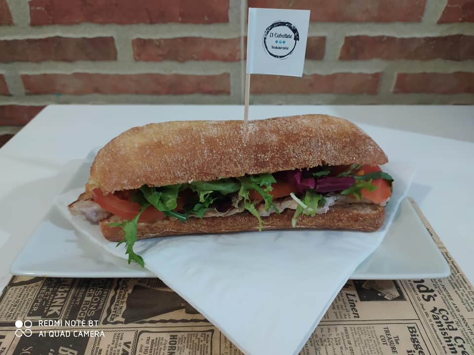 Bocadillo emplatado con banderita de El Caballete